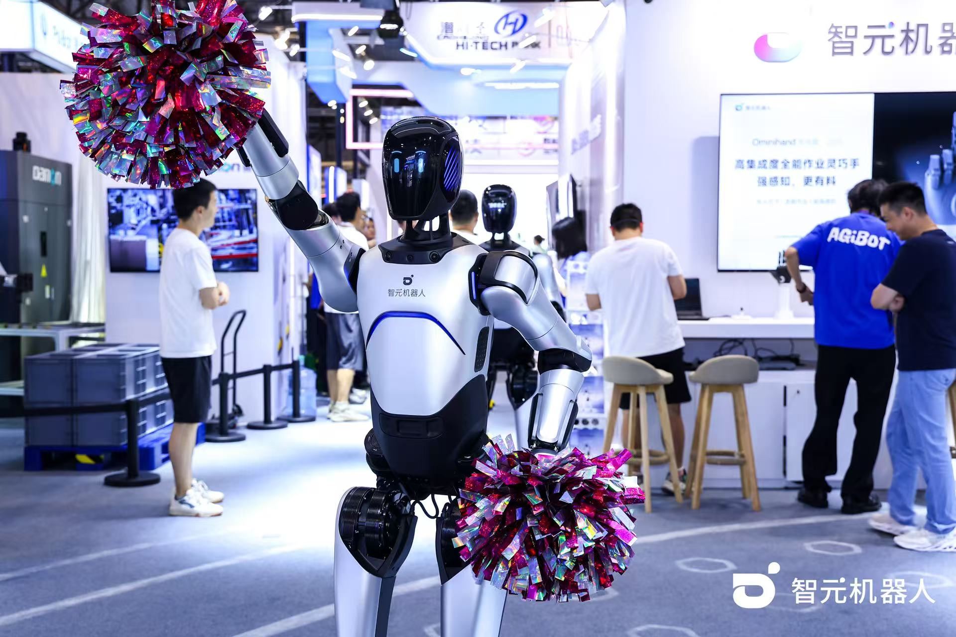 710公海寰宇机器人 WAIC 首日展台火爆，机器人家族集体打工忙不停